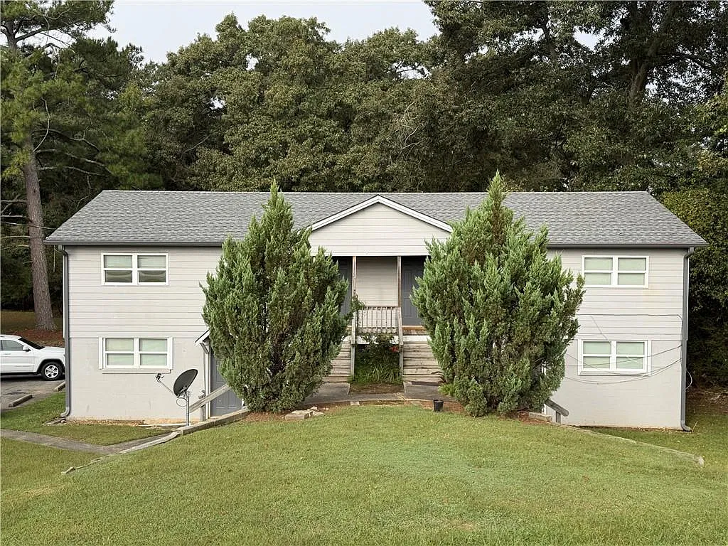 2 bed, 1.0 bath, 812 sqft, $1,200 — Photo 2