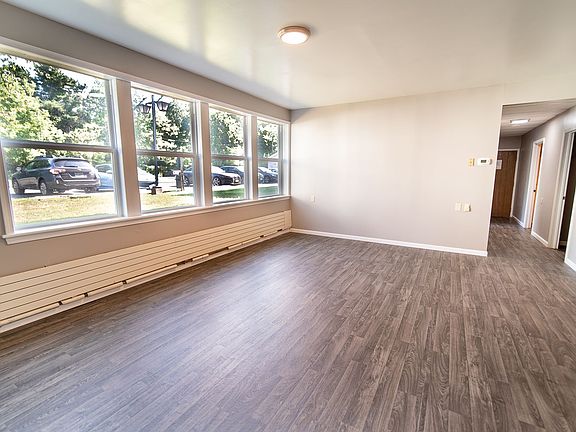 4th image of 44 Riverside Dr #2