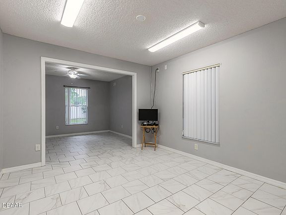 4th image of 22 Raeland Ln
