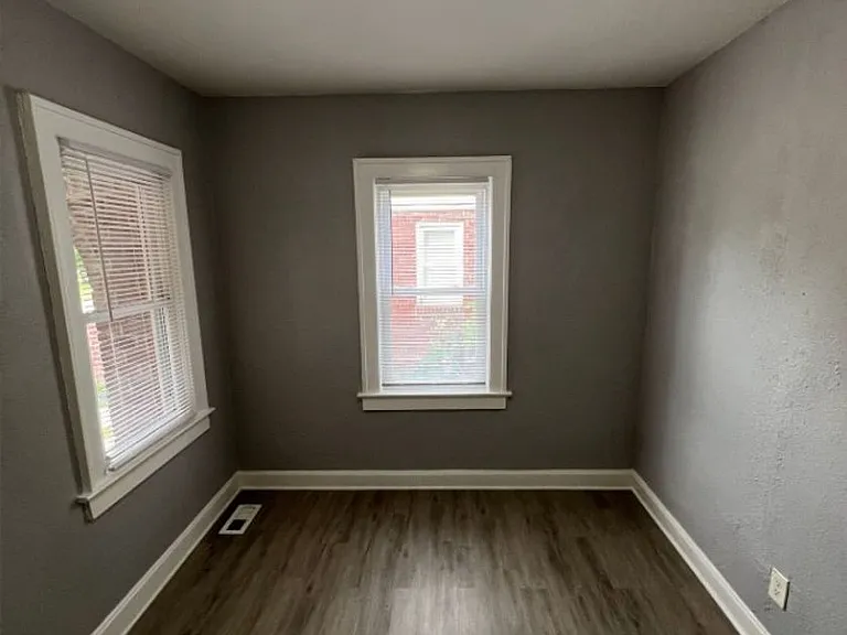 512 W Walnut St — Photo 9