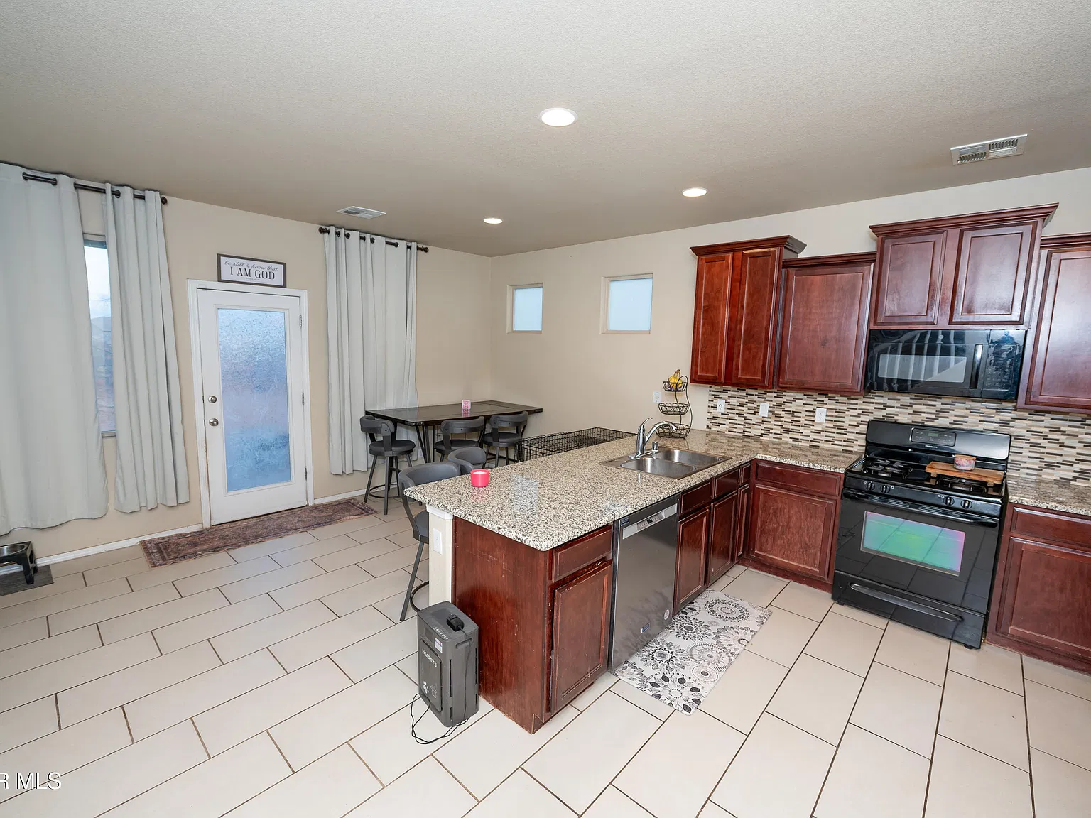 4 bed, 2.5 bath, 2220 sqft, $2,000 — Photo 3