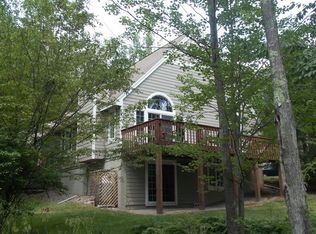 206 Golf View Ln, Hawley, PA 18428