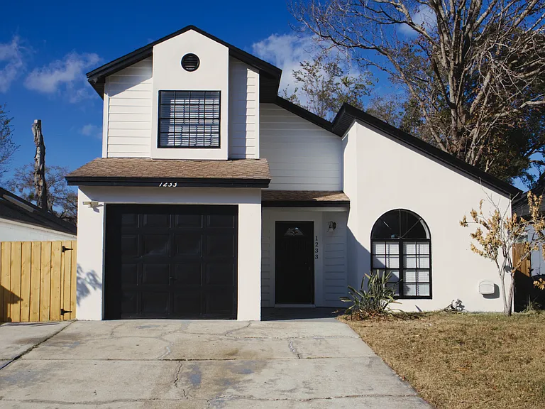1233 Crossfield Dr — Photo 1