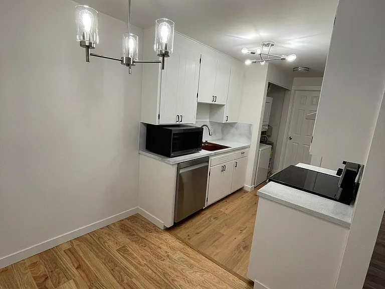 4411 Woodland Park Ave N — Photo 2