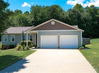 3723 Serenity Dr, Hickory, NC 28602