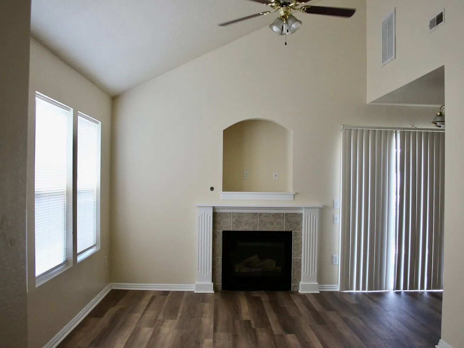 2 bed, 996 sqft, $1,295 — Photo 4