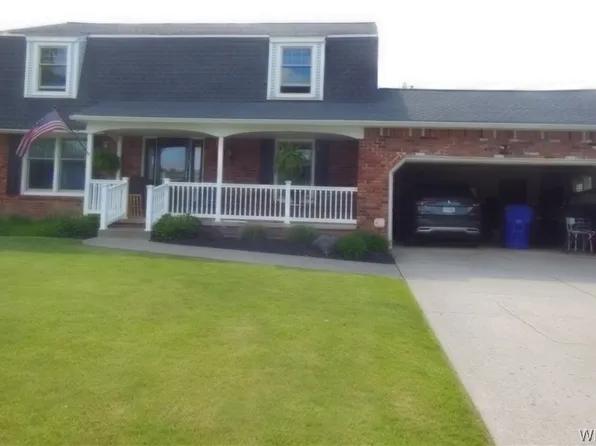 38 Old Farm Cir, West Seneca, NY 14218