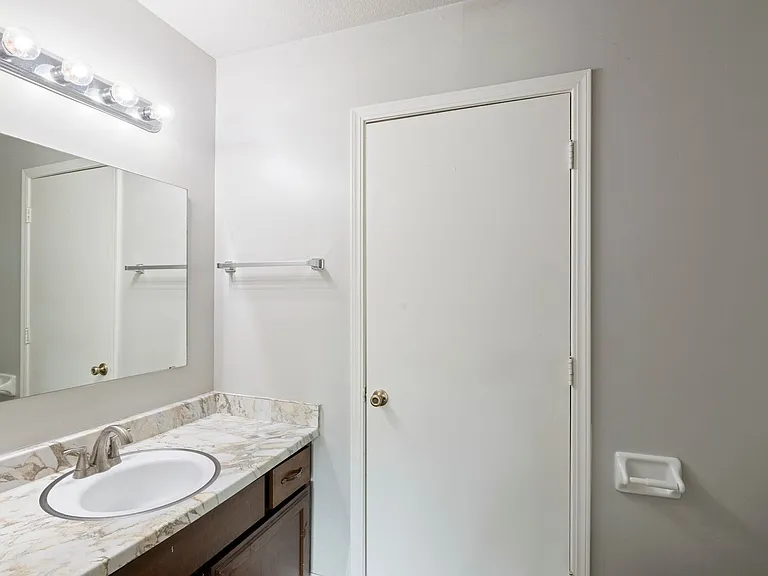 3220 E 47th St S — Photo 22
