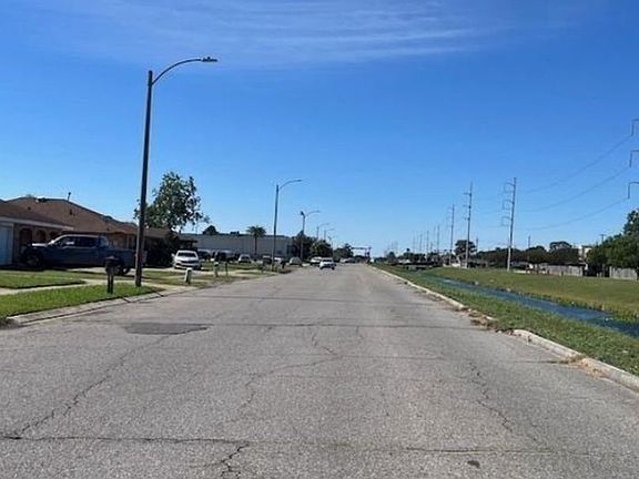 Exterior Neighborhood (street photo)