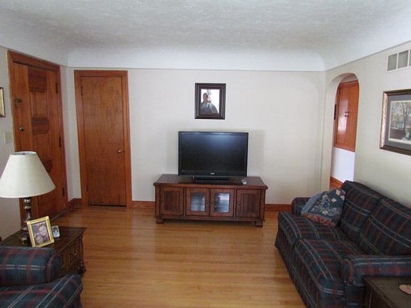 3rd image of 702 Devonshire Dr