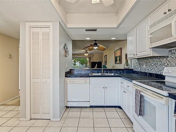 4th image of 110 LAKESIDE COURT #110
