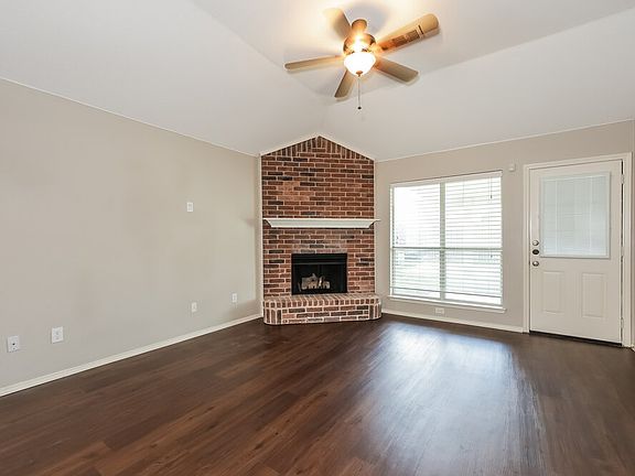3rd image of 209 Tulip Ln