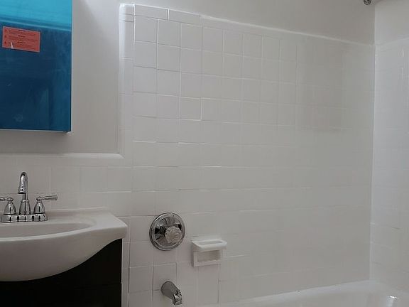 5th image of 190 Waverly Pl APT 1D