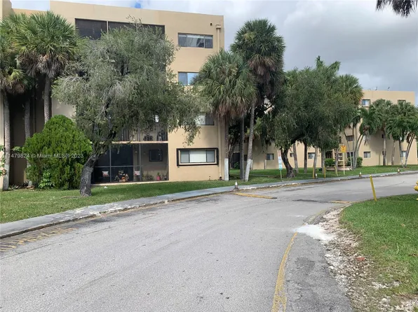 8635 NW 8th St APT 122, Miami, FL 33126