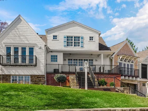 114 Lakeshore Dr W, Lenexa, KS 66217