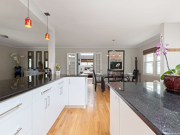 4th image of 1096 Canterbury Dr SE
