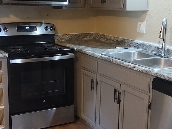 4th image of 114 NE Greystone Dr