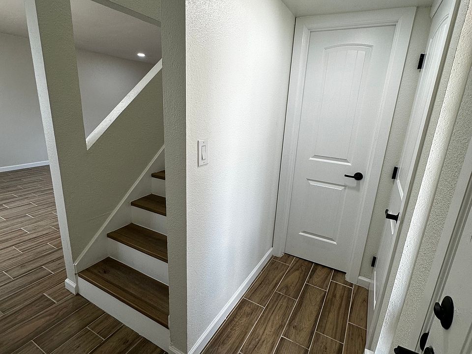 BOTTOM RESTROOM / CLOSET