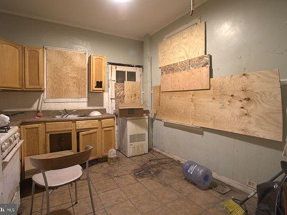 4th image of 2140 S Simpson St