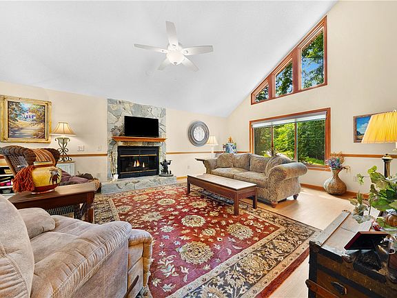 2nd image of 139 Tulip Ln