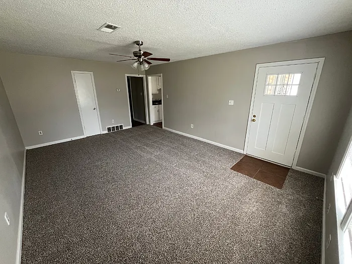 3 bed, 2.0 bath, 1304 sqft, $1,350 — Photo 3
