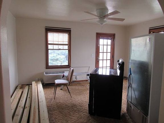3rd image of 215.5 6th Ave W