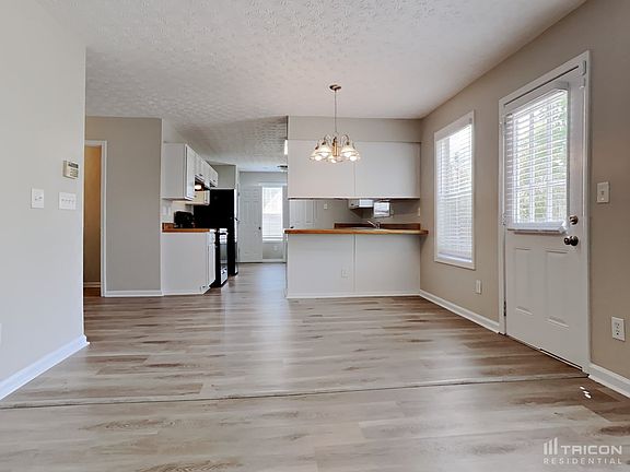 4th image of 4528 Thornwood Cres
