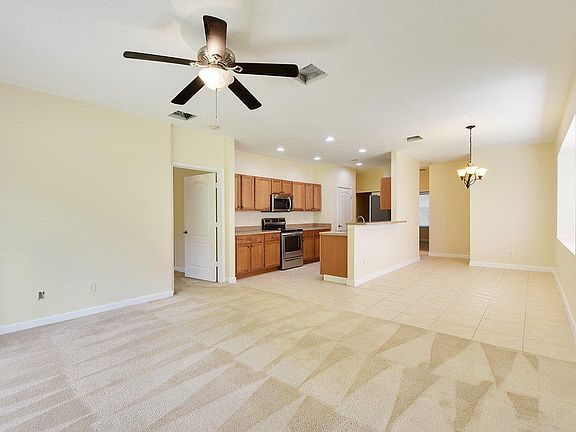 3rd image of 2601 Creekside Dr