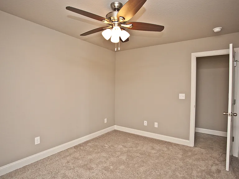 902 SW Crownview St — Photo 17