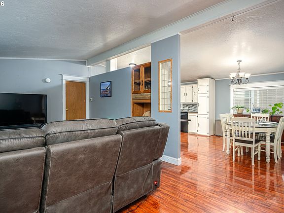 4th image of 863 SW Liberty Bell Dr