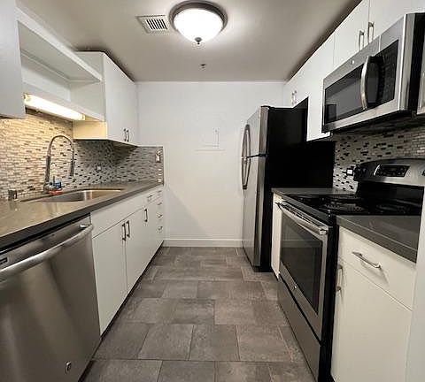 5th image of 425 W Beech St Unit 230