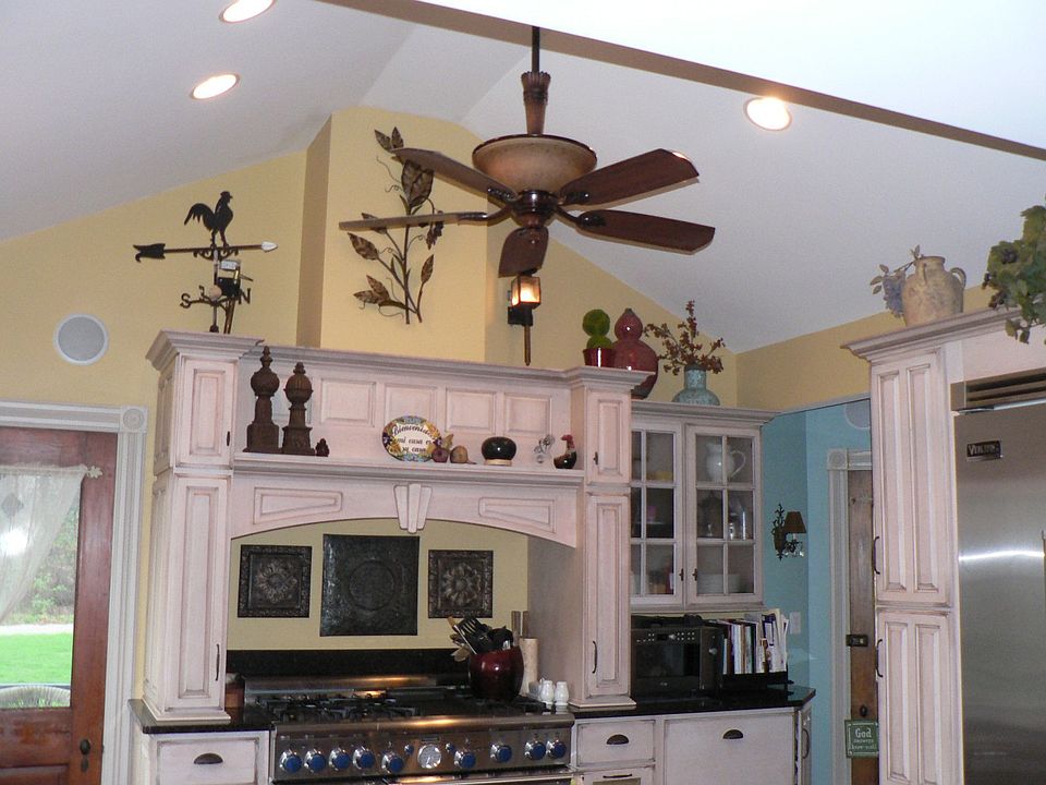 Kitchen cook area w/vaulted ceilintg 