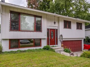 4409 Pine View Dr NE, Cedar Rapids, IA 52402