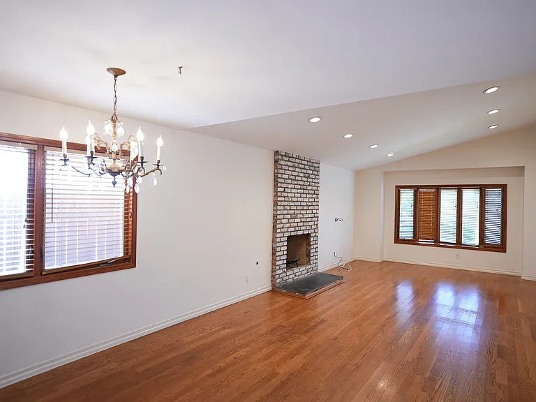 18129 Hatteras St — Photo 8