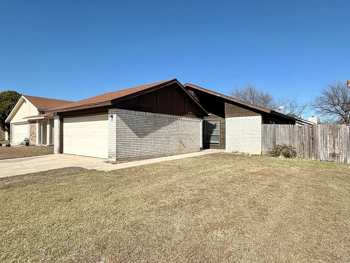 Building Photo - 2105 Creekwood Dr