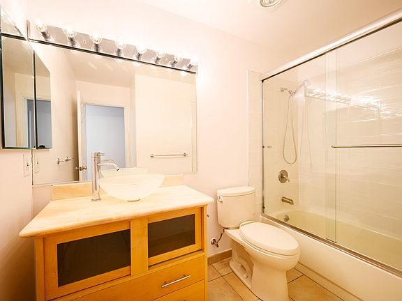 5th image of 550 S Van Ness Ave APT 302