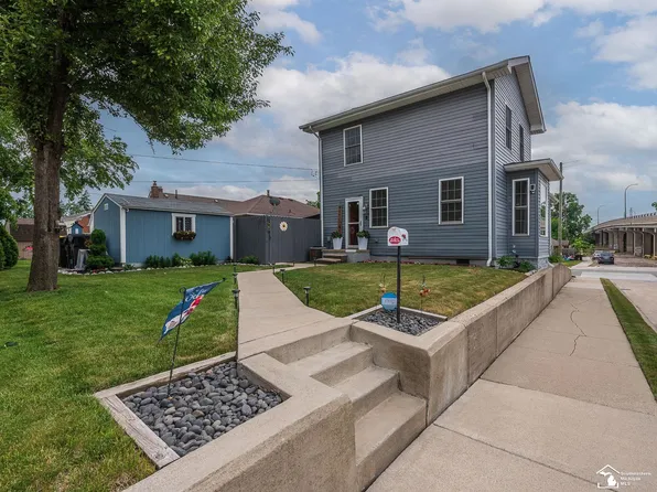 445 West Rd, Trenton, MI 48183