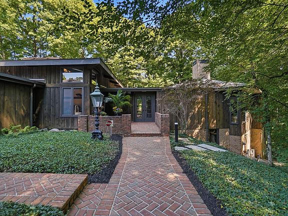 5th image of 303 Glenridge Rd