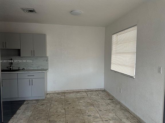 4th image of 640 E 55th St