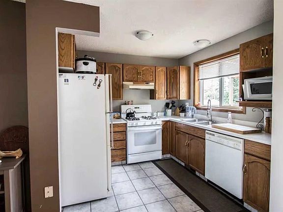 3rd image of 5013 Blue Diamond Cres