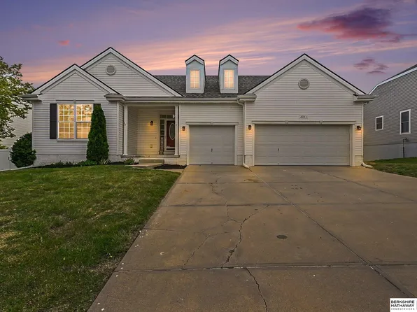 2311 Glacier Dr, Papillion, NE 68046