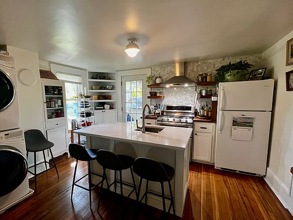 5th image of 199 Logan Ave
