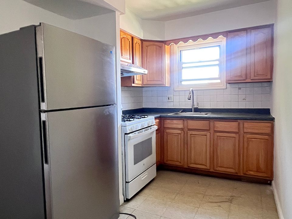 1st image of 40 Bradley Ave #3