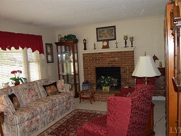 3rd image of 225 Wayne Dr
