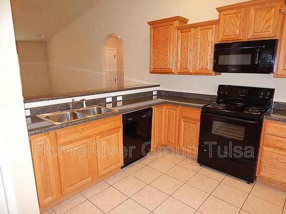 4th image of 406 E 148th Cir