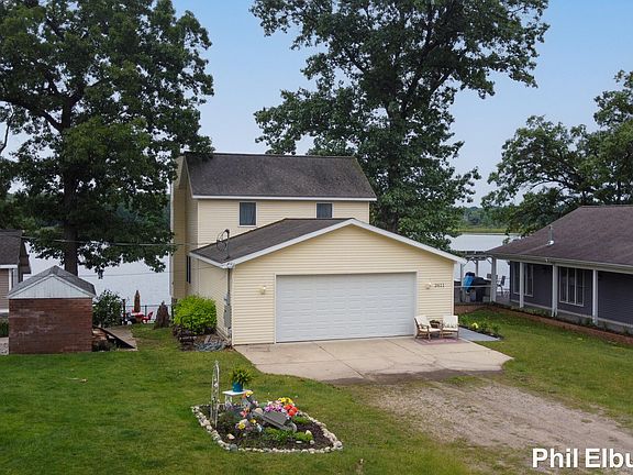 3rd image of 3611 Holiday Dr