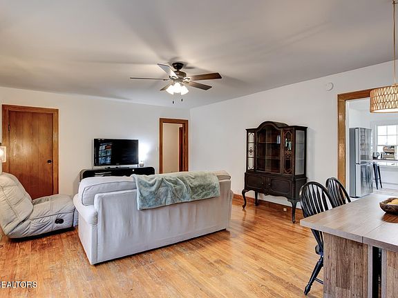 3rd image of 167 College St S