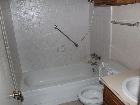 3rd image of 618 Cousins Ln APT B