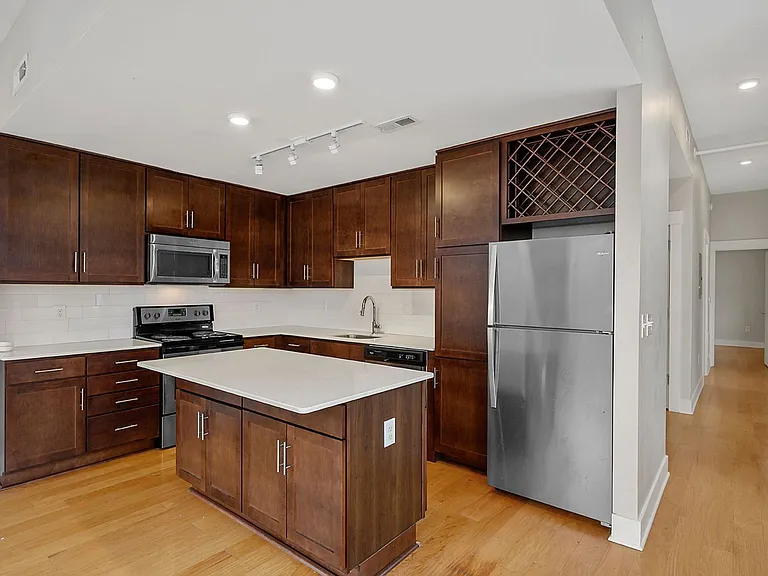 412 E 13th St #4 — Photo 4