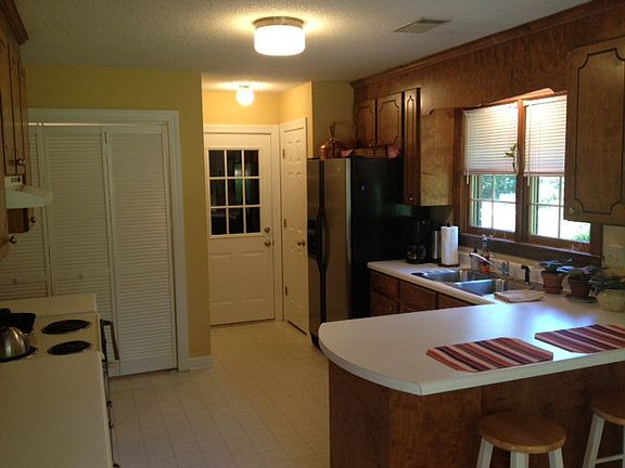 3rd image of 126 Windsor Oaks Ct